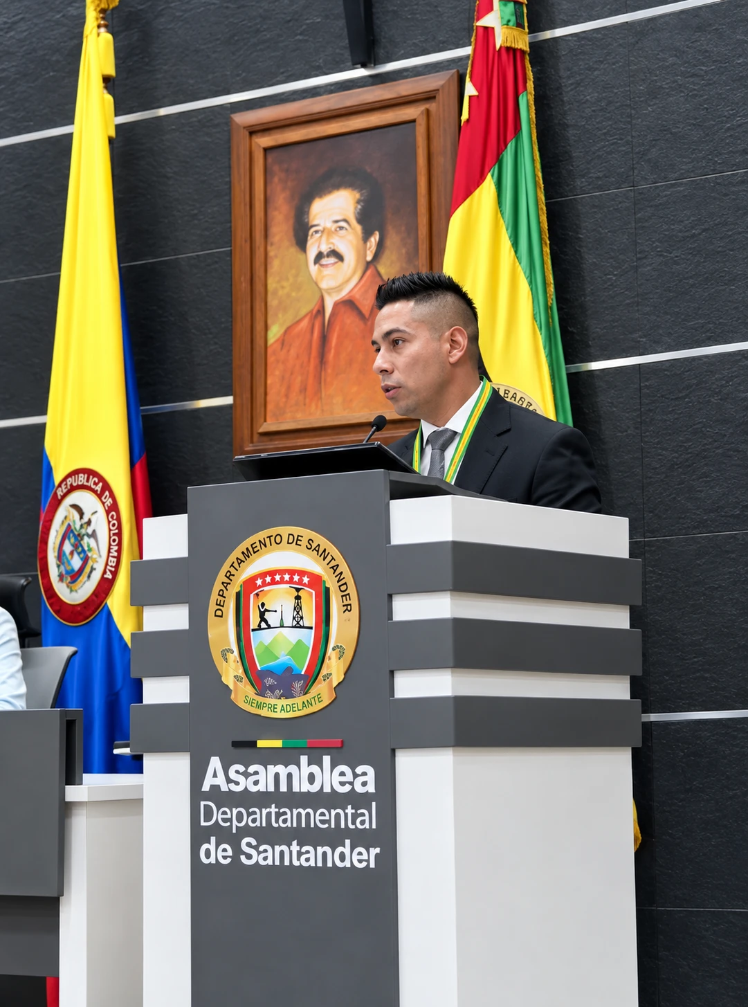 Fabián Pradilla Díaz en el atril de la Asamblea Departamental de Santander