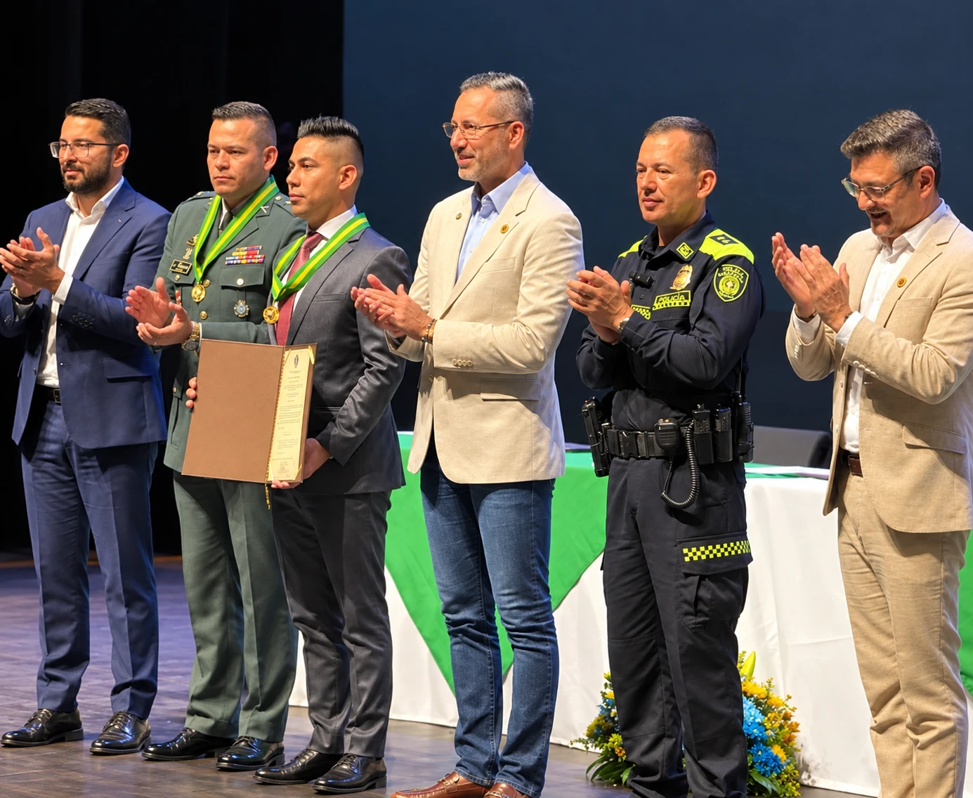 Fabián Pradilla Díaz con su condecoración y su resolución, junto a autoridades civiles, militares y de Policía